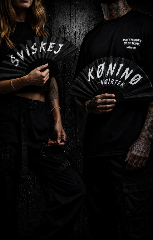 Vějíř NØIRTEK – “ŠVÍSKEJ KØNINØ”