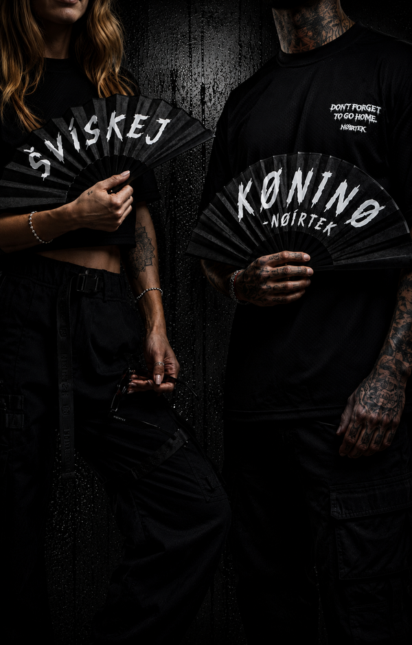 Vějíř NØIRTEK – “ŠVÍSKEJ KØNINØ”